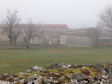 Kuca sa velikim građevinskim terenom