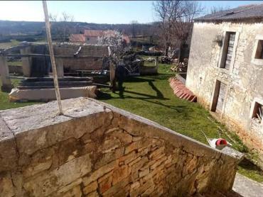 Kuca sa velikim građevinskim terenom