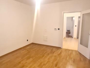 Sveti Duh, prekrasan trosoban sa velikom terasom i garažom
