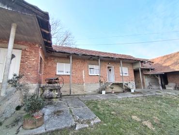 Kuća s gospodarskom zgradom u Cepilaku