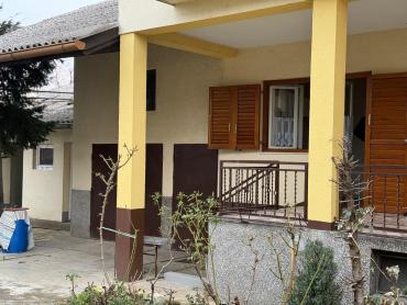 OBITELJSKA KUĆA U BIŠKUPCU