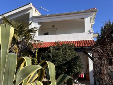 PRODAJE SE DVOJNA KUĆA U SABUNIKAMA SA 3 APARTMANA