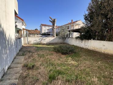 PRODAJE SE DVOJNA KUĆA U SABUNIKAMA SA 3 APARTMANA