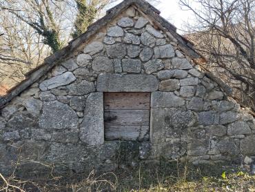 Prilika kuća na velikoj parceli Vrlika Kosore