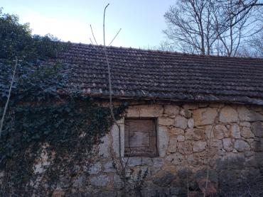 Prilika kuća na velikoj parceli Vrlika Kosore