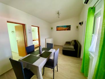 PRODAJE SE APARTMAN NA VIRU 