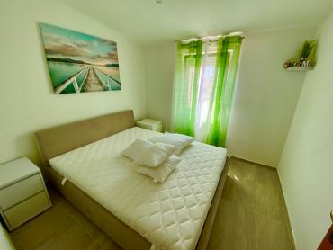 PRODAJE SE APARTMAN NA VIRU 