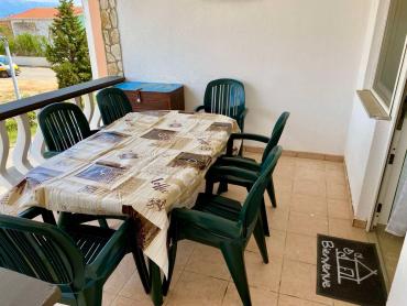PRODAJE SE APARTMAN NA VIRU 