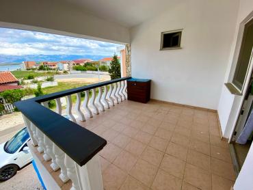 PRODAJE SE APARTMAN NA VIRU 