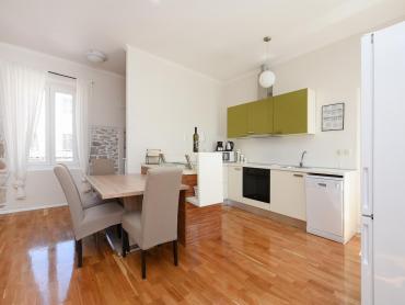 Stan u kamenoj zgradi, 100 m od mora, 105 m2 stambeno + terasa