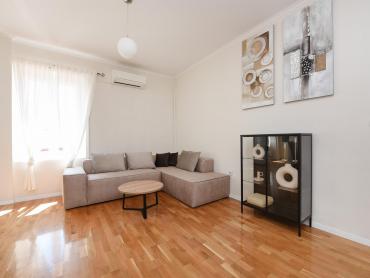 Stan u kamenoj zgradi, 100 m od mora, 105 m2 stambeno + terasa