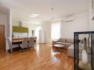Stan u kamenoj zgradi, 100 m od mora, 105 m2 stambeno + terasa