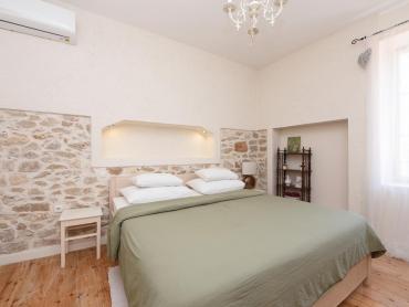 Stan u kamenoj zgradi, 100 m od mora, 105 m2 stambeno + terasa