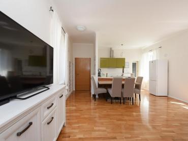 Stan u kamenoj zgradi, 100 m od mora, 105 m2 stambeno + terasa
