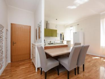 Stan u kamenoj zgradi, 100 m od mora, 105 m2 stambeno + terasa