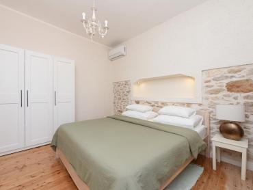 Stan u kamenoj zgradi, 100 m od mora, 105 m2 stambeno + terasa