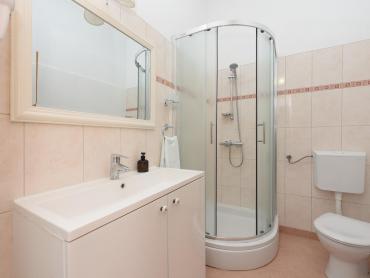 Stan u kamenoj zgradi, 100 m od mora, 105 m2 stambeno + terasa