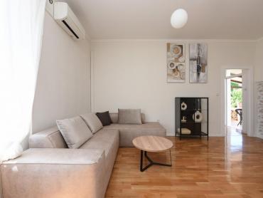 Stan u kamenoj zgradi, 100 m od mora, 105 m2 stambeno + terasa