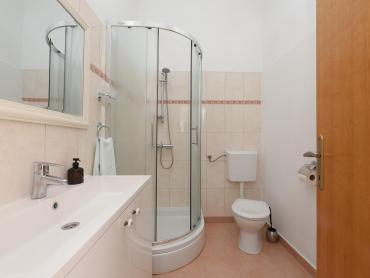 Stan u kamenoj zgradi, 100 m od mora, 105 m2 stambeno + terasa