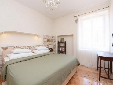 Stan u kamenoj zgradi, 100 m od mora, 105 m2 stambeno + terasa