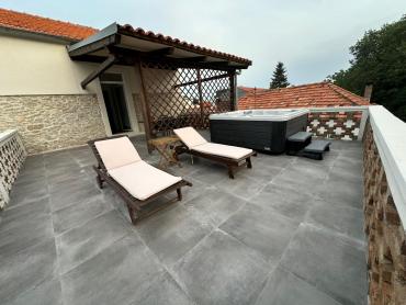 Stan u kamenoj zgradi, 100 m od mora, 105 m2 stambeno + terasa