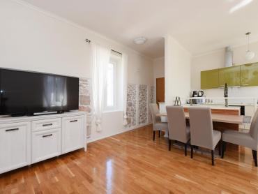 Stan u kamenoj zgradi, 100 m od mora, 105 m2 stambeno + terasa