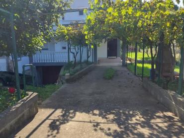 PAKOŠTANE - PRILIKA!! DVOJNA KUĆA S TRI STANA I VELIKIM VRTOM