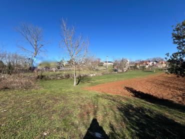 Građevinsko zemljište 860 m² – mirno naselje, blizina centra Labina
