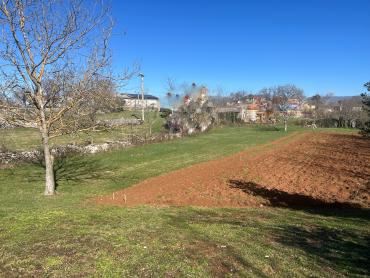 Građevinsko zemljište 860 m² – mirno naselje, blizina centra Labina