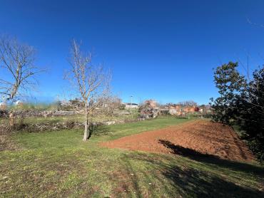 Građevinsko zemljište 860 m² – mirno naselje, blizina centra Labina