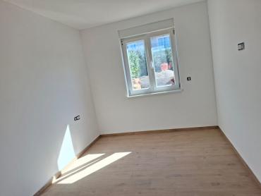 POREČ - Stan u novogradnji sa vrtom i pogledom na more
