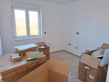 POREČ - Stan u novogradnji sa vrtom i pogledom na more