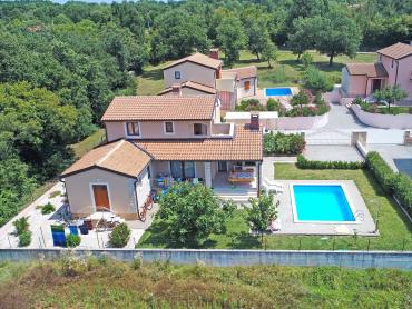 Poreč okolica, prekrasna kuća u mirnom naselju s bazenom