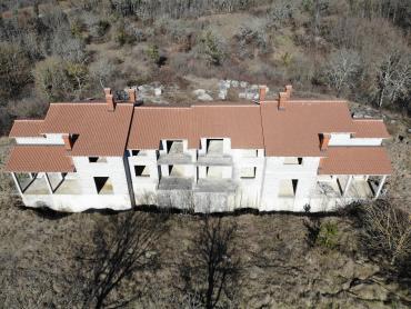 Pazin, prostrana kuća u roh-bau fazi sa ogromnom okućnicom