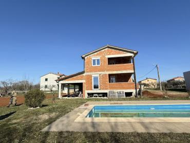  ROH BAU KUĆA SA 2 STANA I GOTOVIM BAZENOM 