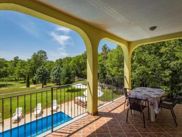 Kuća s tri apartmana (14 osoba)