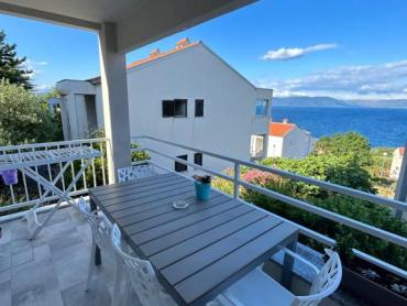 STAN S POGLEDOM NA MORE 300 m OD PLAŽE! Okolica Labina