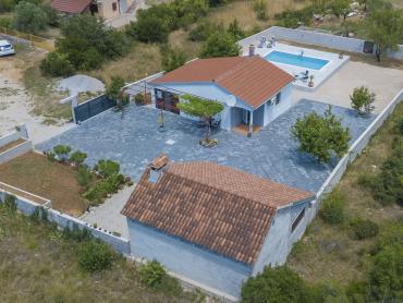 Kuća sa bazenom i velikom okućnicom u mjestu Gaćelezi