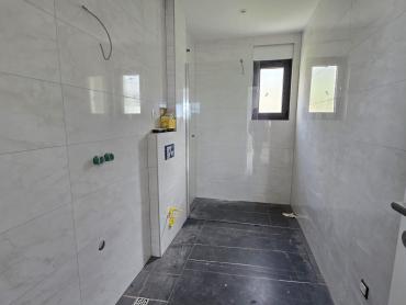 Predivna novogradnja s pogledom na more – spremna za useljenje!