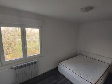 Kuća s dva stana i 8300 m² građevinskog zemljišta