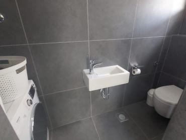 Kuća s dva stana i 8300 m² građevinskog zemljišta
