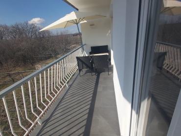 Kuća s dva stana i 8300 m² građevinskog zemljišta