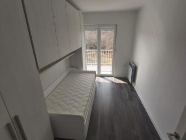 Kuća s dva stana i 8300 m² građevinskog zemljišta