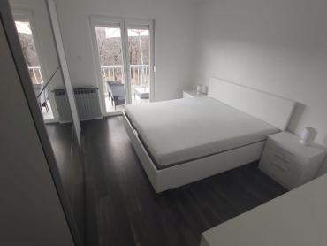 Kuća s dva stana i 8300 m² građevinskog zemljišta