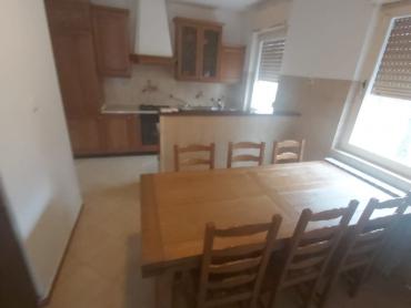 Kuća s dva stana i 8300 m² građevinskog zemljišta