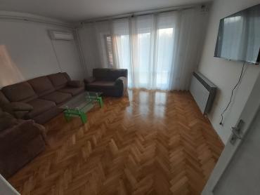 Kuća s dva stana i 8300 m² građevinskog zemljišta