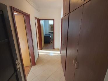 Kuća s dva stana i 8300 m² građevinskog zemljišta
