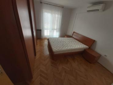 Kuća s dva stana i 8300 m² građevinskog zemljišta