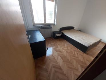Kuća s dva stana i 8300 m² građevinskog zemljišta