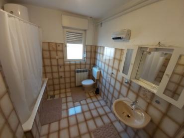Kuća s dva stana i 8300 m² građevinskog zemljišta